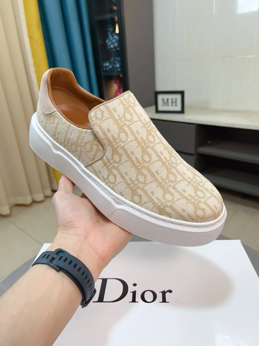Men's men's shoes 💰380🌸🌸[Dior] 25ss new product B01 moral training shoes. The toe dimension design of the couple's style is a bit wider. The upper foot comfort is perfect. The threads are beautiful. Perfectly adaptable to trousers. Decorated with various classic details. It is an ideal choice for daily styling. Can be matched with various casual items to create exquisite looks. Fabric: top layer cowhide/lining sheepskin TPU original outsole Code number: 38-44, 45 customized